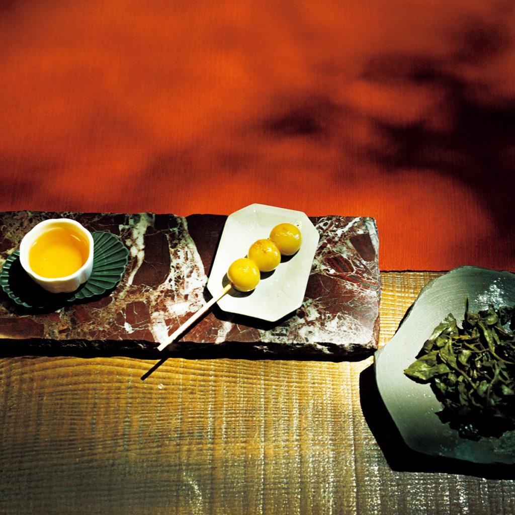 隠れ家的なティーサロンで味わう、希少な肉桂烏龍茶とティーモクテル。 | 台湾茶のすっきりとした風味がみたらし団子の甘じょっぱさを引き立てる。