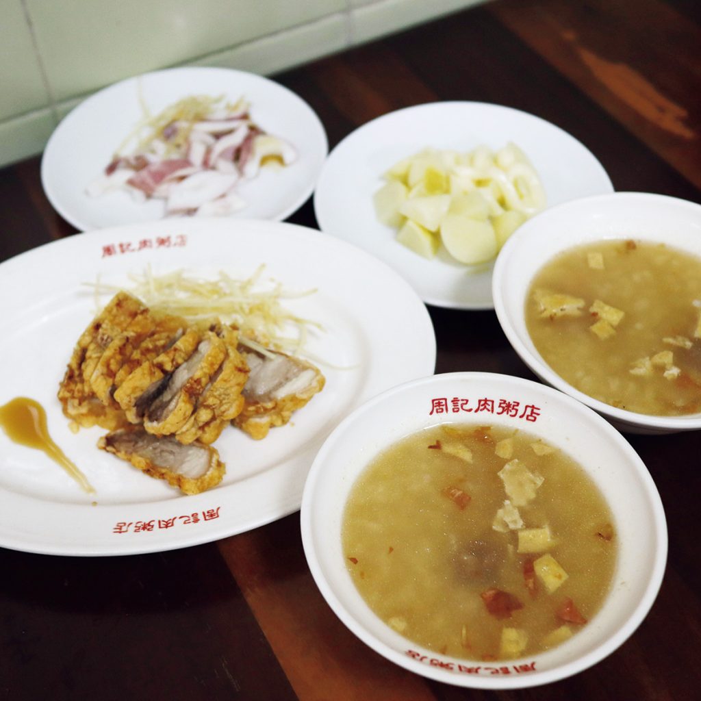 肉粥1碗15元、唐揚げ50元。茹でイカ60元、茹でマコモダケ60元。【台北小吃めぐり】