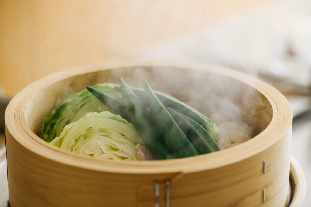 ミネラル豊富なおいしい冷水が、料理と暮らしを上質にする。料理家・渡辺有子さんのアトリエから。 | せいろ蒸しでは蒸気も調味料。〈Greentap〉の常温水を鍋に入れて沸騰させ、たっぷりと湯気が上がってきたら、食材を並べたせいろをその上に置いて蒸し上げる。