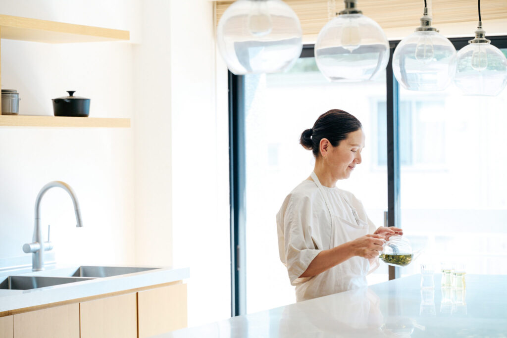 ミネラル豊富なおいしい冷水が、料理と暮らしを上質にする。</br>料理家・渡辺有子さんのアトリエから。