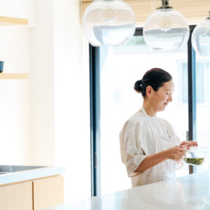 ミネラル豊富なおいしい冷水が、料理と暮らしを上質にする。料理家・渡辺有子さんのアトリエから。