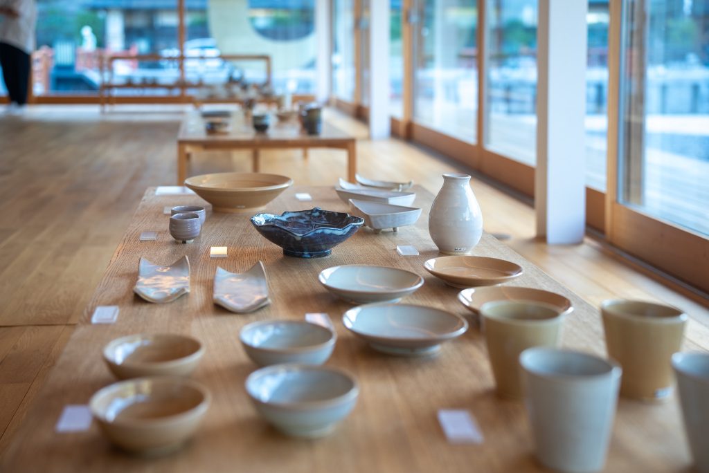 温泉街の案内所でもある『まちの番台』での展示の様子。 | 昨年のメイン会場『恩湯』での展示の様子。