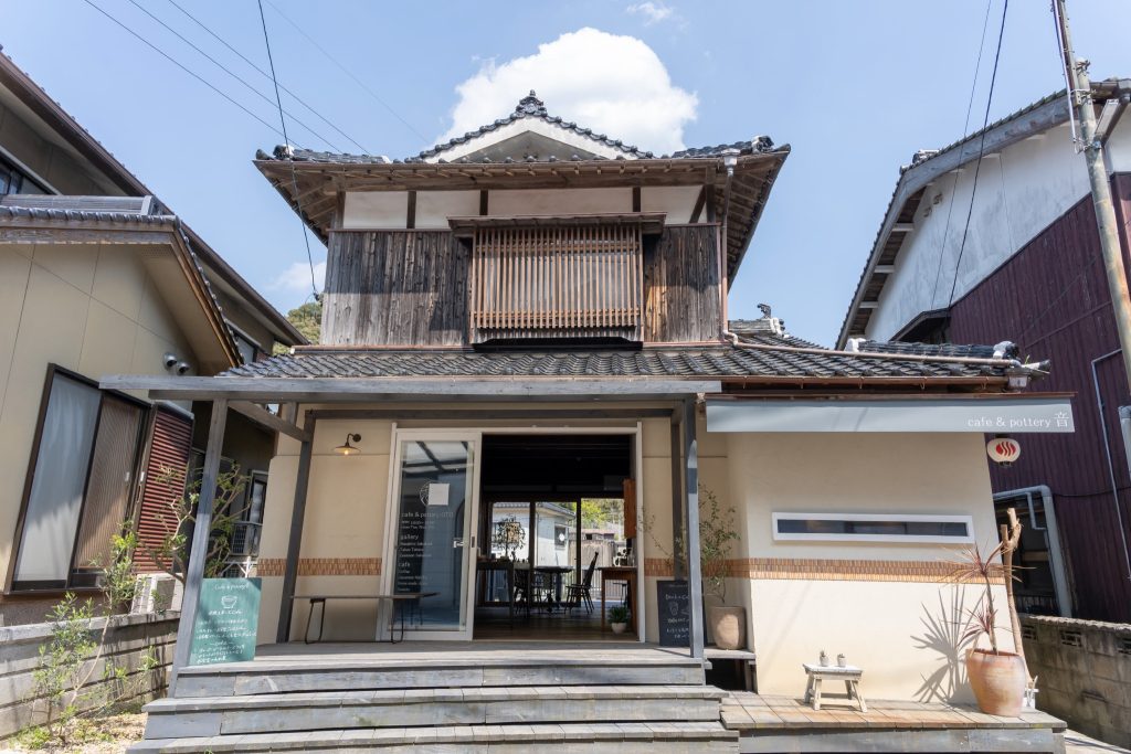 カップや皿など、日常に取り入れやすい作品の展示と販売を行う『cafe & pottery 音』。 | カップや皿など、日常に取り入れやすい作品の展示と販売を行う『cafe&pottery 音』。