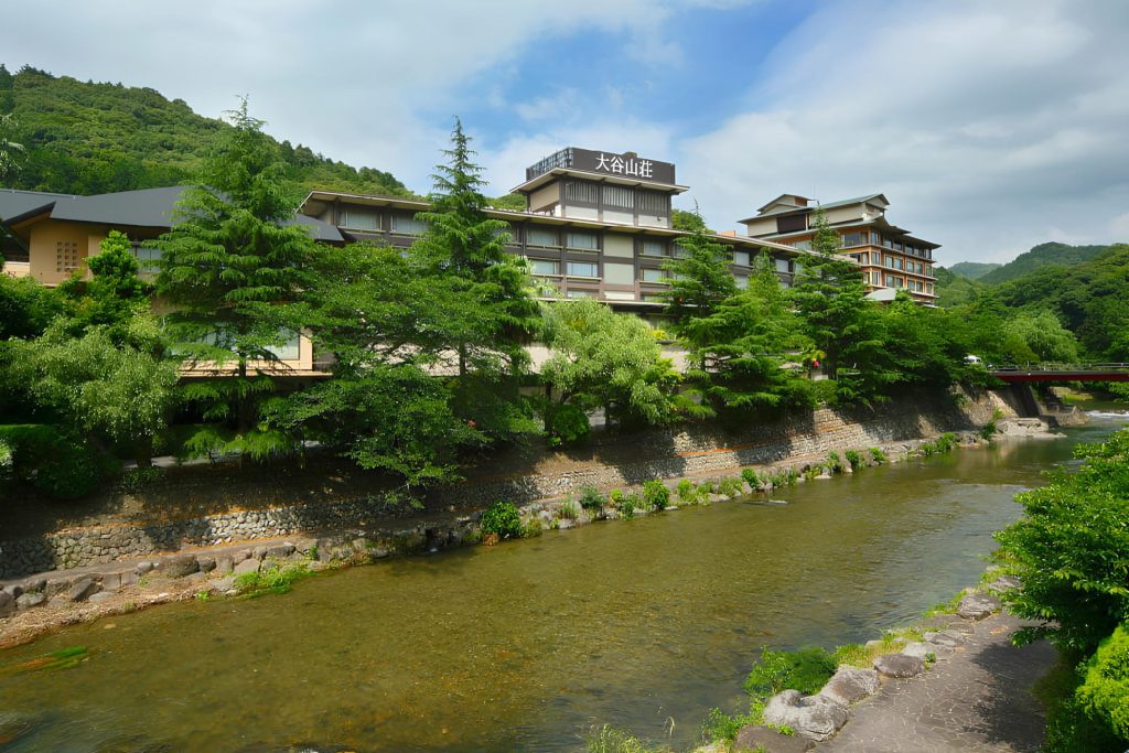 旅館『大谷山荘』2階のお土産処「山茶花」内ギャラリーでは、酒器が展示される。
