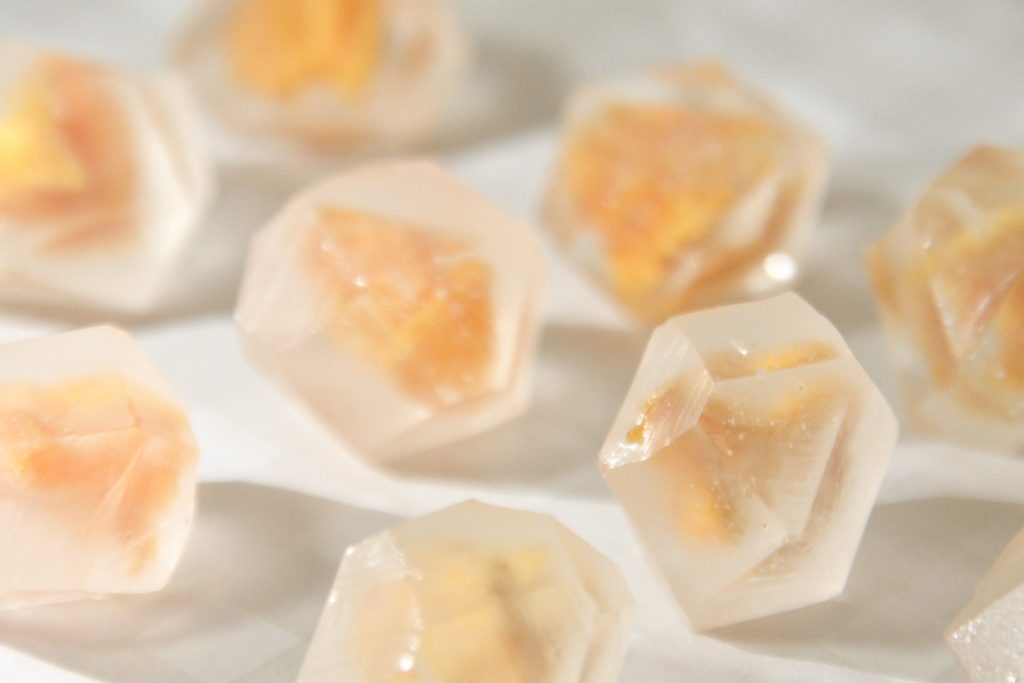 一方隅冴による和菓子「夕露（ゆうつゆ）」。