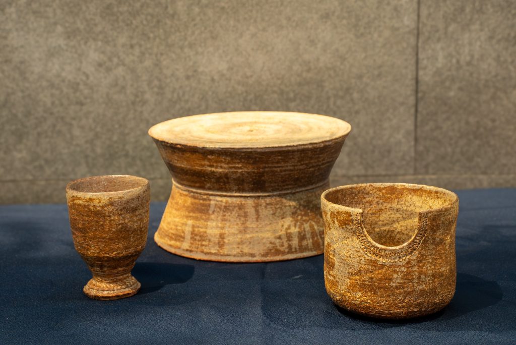 街のシンボルである温泉施設『恩湯（おんとう）』では「湯道展」を開催。坂倉新兵衛窯の16代坂倉新兵衛が手がけた湯道具などが見られる。