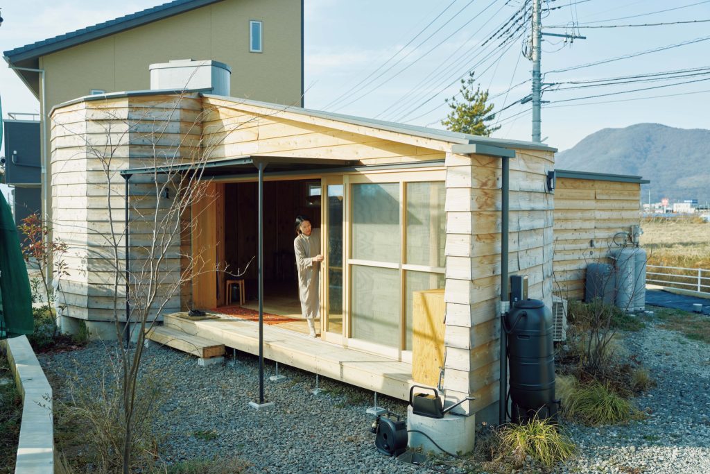 建築士・坂野由美子さんの17坪の平屋の縁側 | 小さな家に複数の出入り口は不要と考え玄関は設けず。縁側がそれを兼ねる。ガラス戸は2ｍ四方。