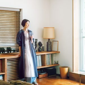 日常に静かな気品を添える、〈アナトミカ〉の香り。今年6月に引っ越した香菜子さんの新居のリビング。テラスに面した大きな窓から差し込む光が心地よい。 | 今年6月に引っ越した香菜子さんの新居のリビング。テラスに面した大きな窓から差し込む光が心地よい。
