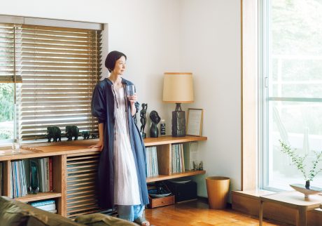 日常に静かな気品を添える、〈アナトミカ〉の香り。今年6月に引っ越した香菜子さんの新居のリビング。テラスに面した大きな窓から差し込む光が心地よい。 | 今年6月に引っ越した香菜子さんの新居のリビング。テラスに面した大きな窓から差し込む光が心地よい。