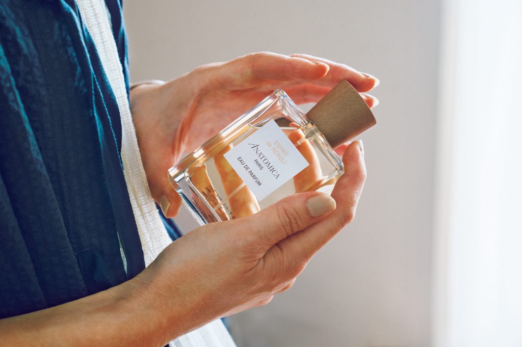 時代に左右されない〈アナトミカ〉の服のように、シンプルで部屋に馴染む「ANATOMICA EAU DE PARFUM」のボトル。