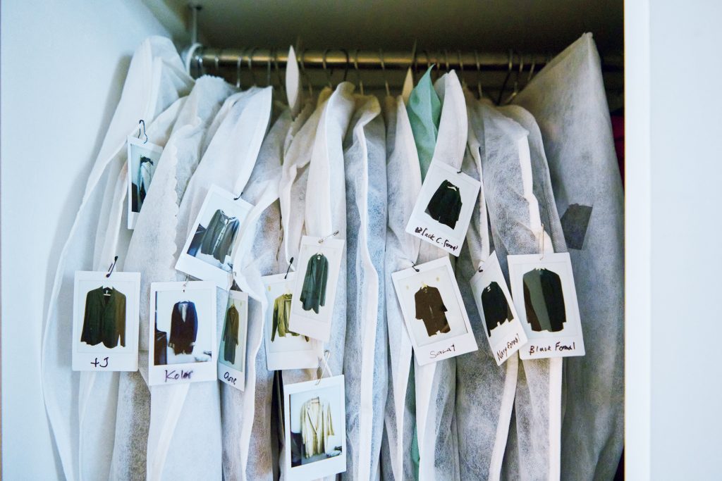 礼服など出番の少ないものは、写真を安全ピンで留めて管理。よしいちひろさんの納戸収納とは？