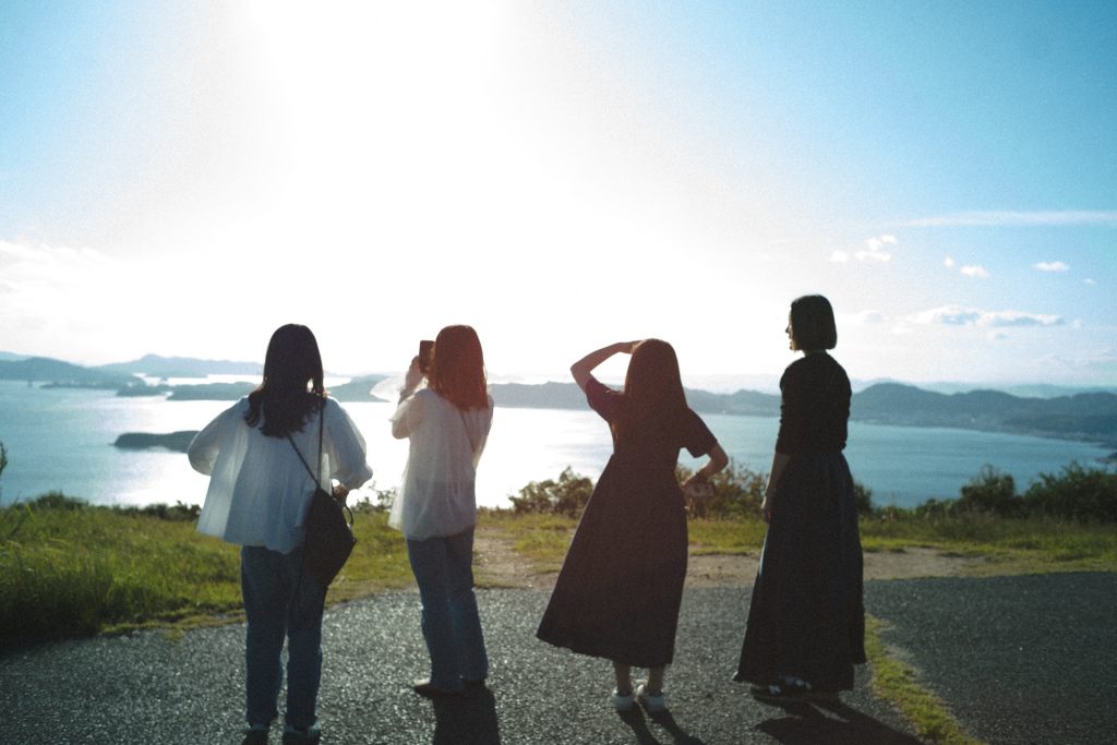 クローゼットは、服との向き合い方を教えてくれる場所だった。 | 友人と、この地で作られたデニム生地の服を着て旅をしたり。〈itonami〉というブランドのワンピースを着て風になびかれるのが本当に気持ちいいのです。