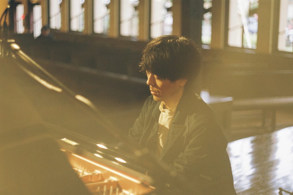 ピアニストで作曲家の橋本秀幸。 ピアニストで作曲家の橋本秀幸。