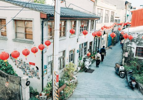 懐かしさを覚える景色を探しに。台南のノスタルジックな街並みを歩く。静けさが漂う伝統的なエリアの信義街には、古民家をリノベーションした店も多い。台南には、入り組んだ小道がたくさん残っており、情緒あふれる景観を至る所で見つけることができる。 | 静けさが漂う伝統的なエリアの信義街には、古民家をリノベーションした店も多い。台南には、入り組んだ小道がたくさん残っており、情緒あふれる景観を至る所で見つけることができる。