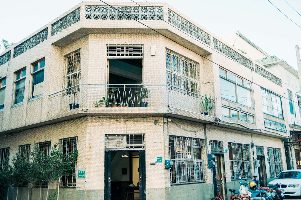 懐かしさを覚える景色を探しに。台南のノスタルジックな街並みを歩く。1967年に建てられ、以前は漬物会社のオフィス、作業場、倉庫だったそう。「グラフィカルな格子、外壁のタイルの色使いが細やかで美しいです」と案内人で編集者のフィオン・ツァオさん。 | 1967年に建てられ、以前は漬物会社のオフィス、作業場、倉庫だったそう。「グラフィカルな格子、外壁のタイルの色使いが細やかで美しいです」と案内人で編集者のフィオン・ツァオさん。
