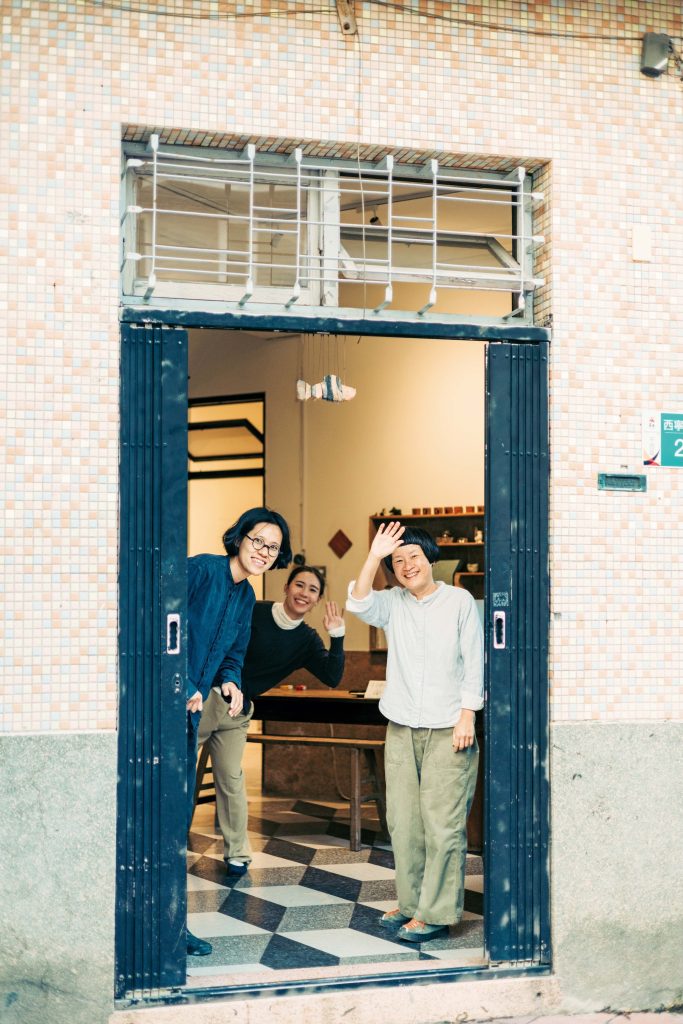 懐かしさを覚える景色を探しに。台南のノスタルジックな街並みを歩く。台南芸術大学で講師を務めていた利（リー）さん（右）と、当時の教え子の余（ユィ）さん（左）による共同経営。リノベーションも、彼女たちのセンスで手がけた。 | 台南芸術大学で講師を務めていた利（リー）さん（右）と、当時の教え子の余（ユィ）さん（左）による共同経営。リノベーションも、彼女たちのセンスで手がけた。