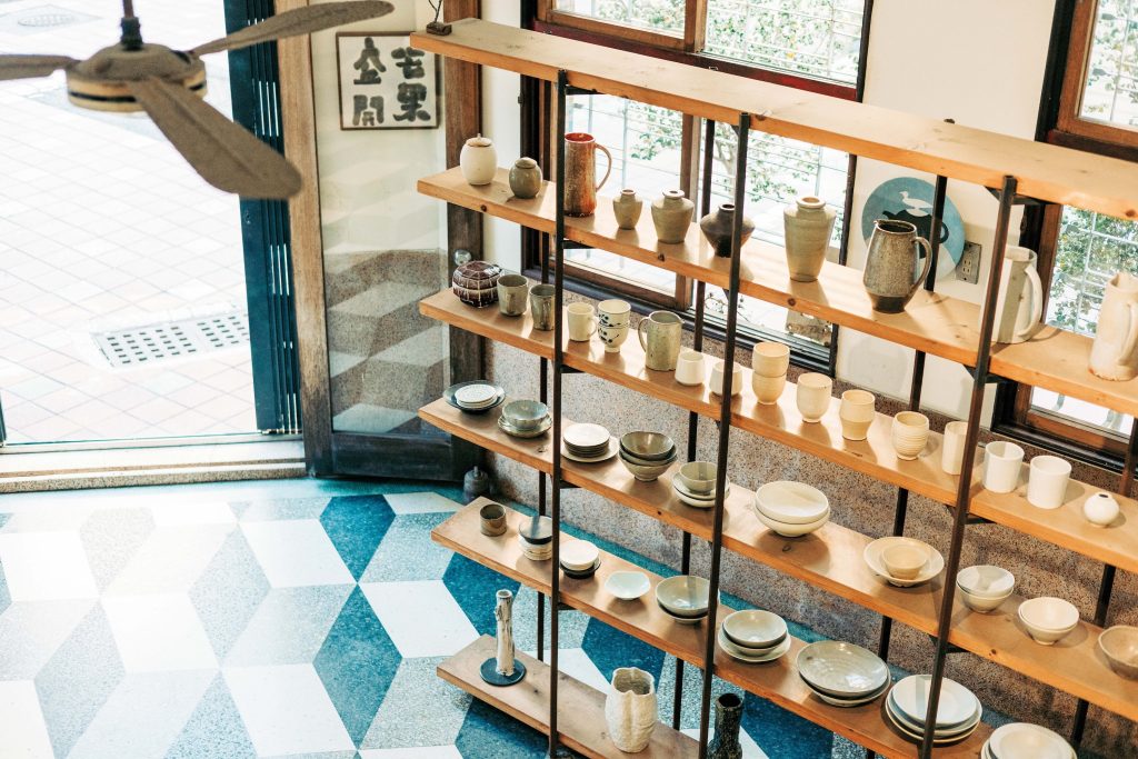 懐かしさを覚える景色を探しに。台南のノスタルジックな街並みを歩く。台湾をはじめ各国の作家の作品が揃う1階。購入もできる。趣を感じる天井のファンは、当時のままに。 | 台湾をはじめ各国の作家の作品が揃う1階。購入もできる。趣を感じる天井のファンは、当時のままに。