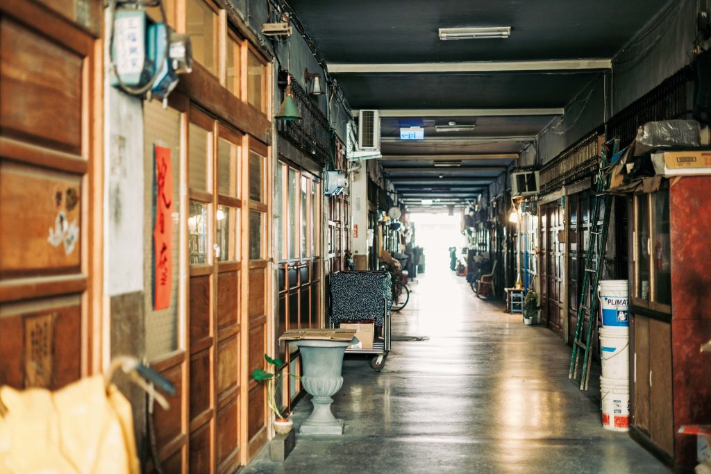 懐かしさを覚える景色を探しに。台南のノスタルジックな街並みを歩く。階段を上ると、コの字形のひっそりとした廊下が現れる。「秘密基地のような空間で、一見どこがお店で、どこが家かわからないのが面白い。感度の高い若者が店を始めたり、新たなカルチャーが生まれ、活気づいています」 | 階段を上ると、コの字形のひっそりとした廊下が現れる。「秘密基地のような空間で、一見どこがお店で、どこが家かわからないのが面白い。感度の高い若者が店を始めたり、新たなカルチャーが生まれ、活気づいています」