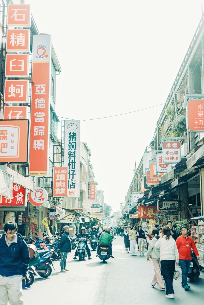 懐かしさを覚える景色を探しに。台南のノスタルジックな街並みを歩く。永樂市場に隣接する國華街。 | 永樂市場に隣接する國華街。