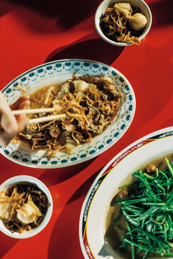 懐かしさを覚える景色を探しに。台南のノスタルジックな街並みを歩く。ちぢれ揚げ麺（100元）、水蓮菜炒め（150元）のほか、焼きハマグリ、鶏肉のグリル、イカフライなども有名。 | ちぢれ揚げ麺（100元）、水蓮菜炒め（150元）のほか、焼きハマグリ、鶏肉のグリル、イカフライなども有名。