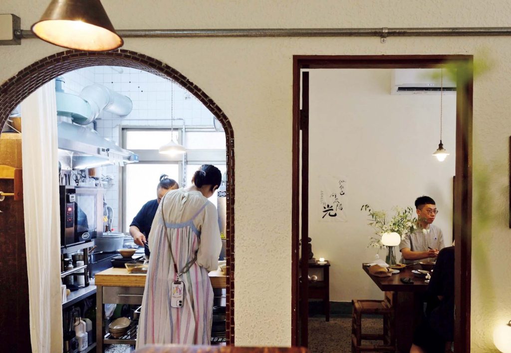 懐かしさを覚える景色を探しに。台南のノスタルジックな街並みを歩く。アーチや花柄タイルなど、伝統的な民家の意匠が随所に。 | アーチや花柄タイルなど、伝統的な民家の意匠が随所に。