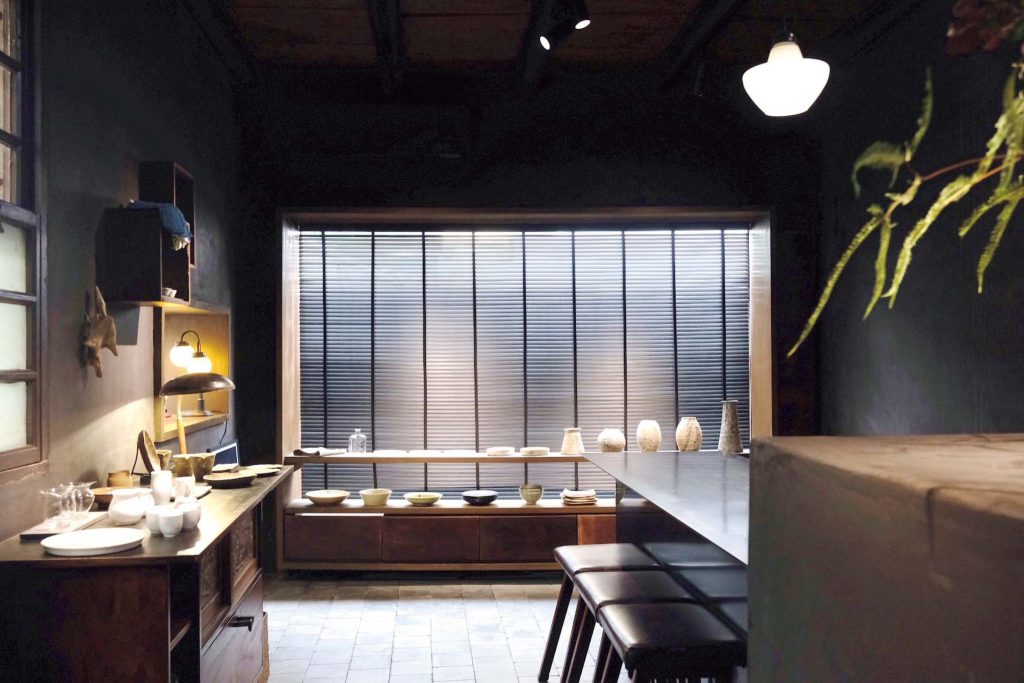 懐かしさを覚える景色を探しに。台南のノスタルジックな街並みを歩く。歴史ある旧市街地に佇む古民家をリノベーションした。「落ち着いた色合いの内装と、檜の建材から漂う穏やかな香りに自然と心がほどけていきます」 | 歴史ある旧市街地に佇む古民家をリノベーションした。「落ち着いた色合いの内装と、檜の建材から漂う穏やかな香りに自然と心がほどけていきます」