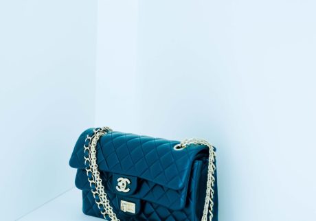 愛と敬意をしたためた、〈シャネル〉のキルティングバッグ。
