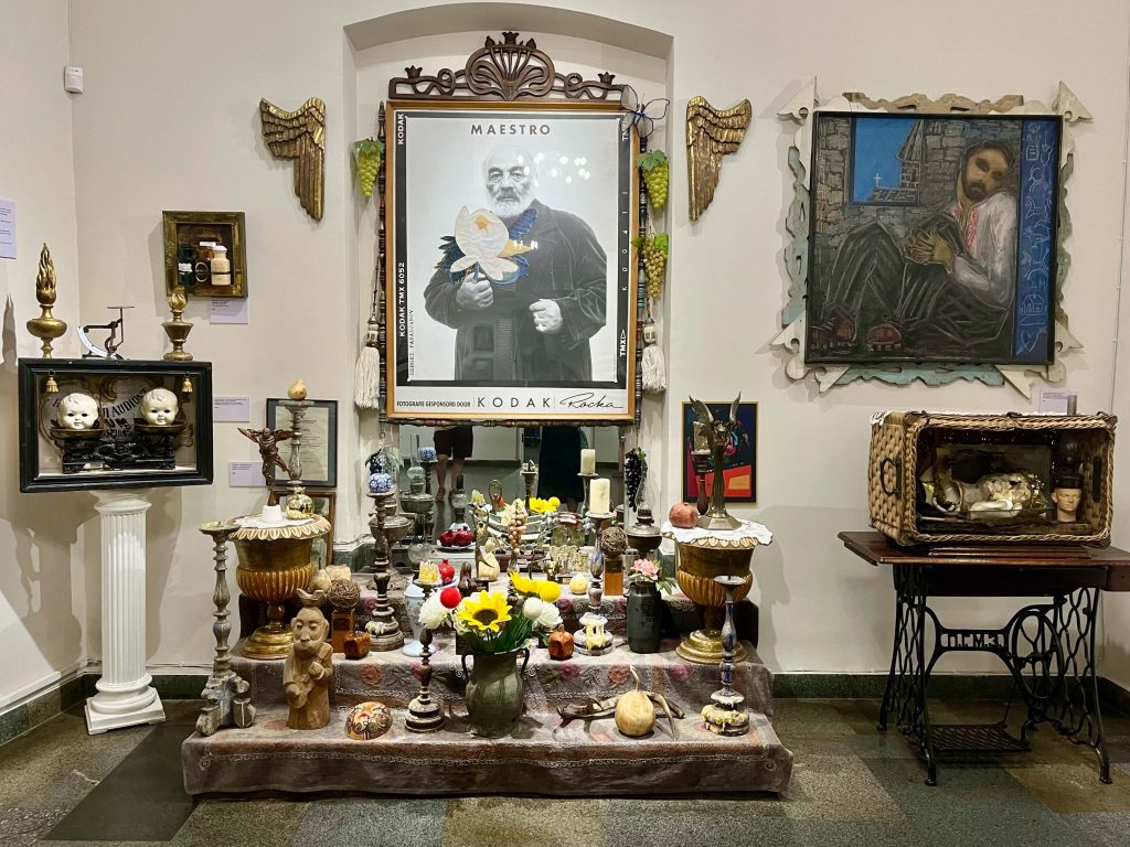 「セルゲイ・パラジャーノフ博物館」。セルゲイ・パラジャーノフの肖像が飾られた祭壇。 | セルゲイ・パラジャーノフの肖像が飾られた祭壇。