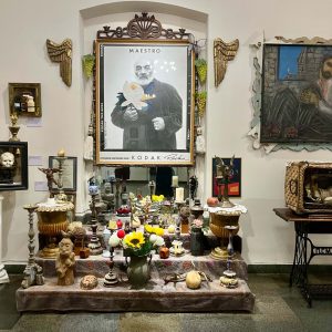 「セルゲイ・パラジャーノフ博物館」。セルゲイ・パラジャーノフの肖像が飾られた祭壇。 | セルゲイ・パラジャーノフの肖像が飾られた祭壇。