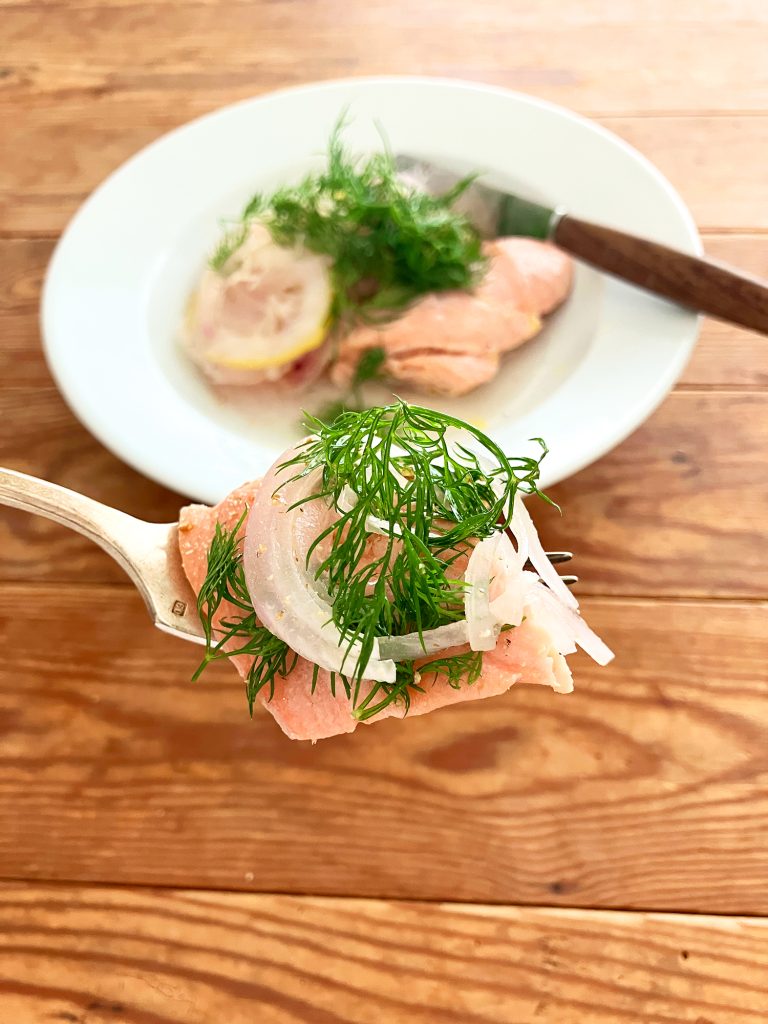 しっとり茹であがったサーモンと野菜に、ディルの葉を散らし、白こしょうとオイルをまわしかけて出来上がり。