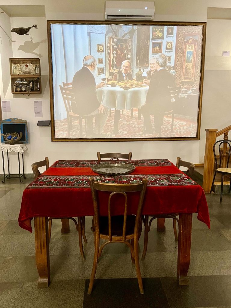 「セルゲイ・パラジャーノフ博物館」 | 館内にはショートフィルムも流れている。