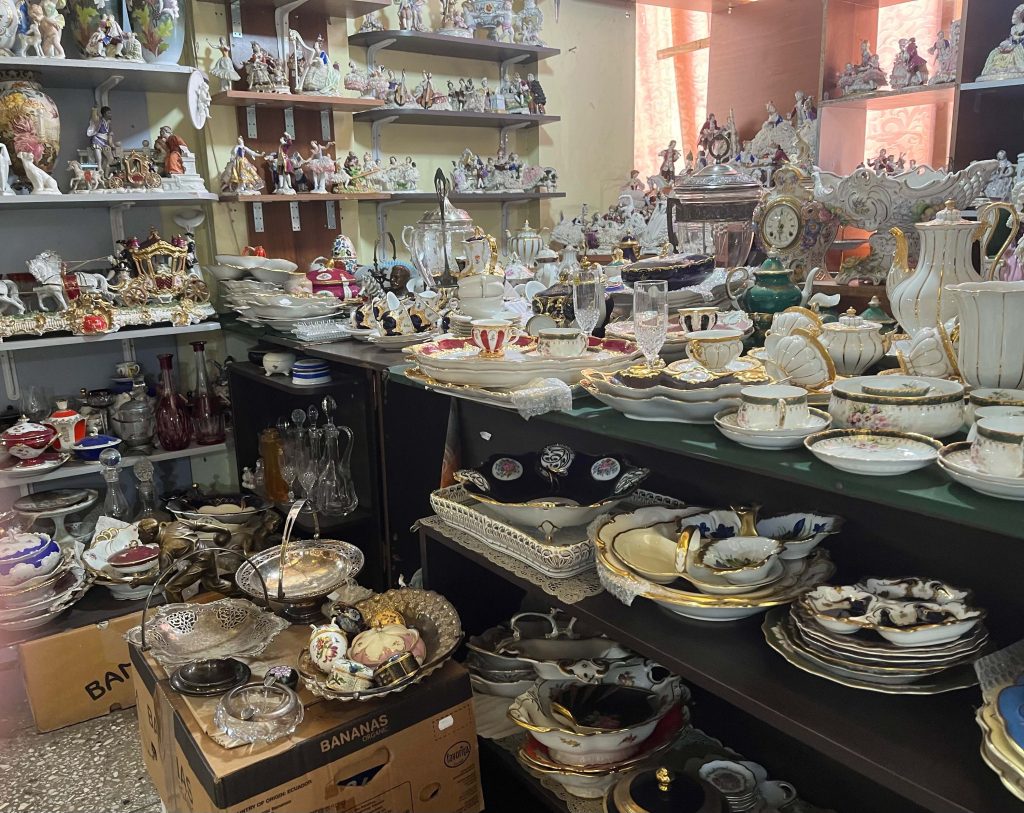 『Antique Bazaar』。 | フィギュリン(陶磁器で作られた人形)もいっぱい。 『Antique Bazaar』。 | フィギュリン(陶磁器で作られた人形)もいっぱい。