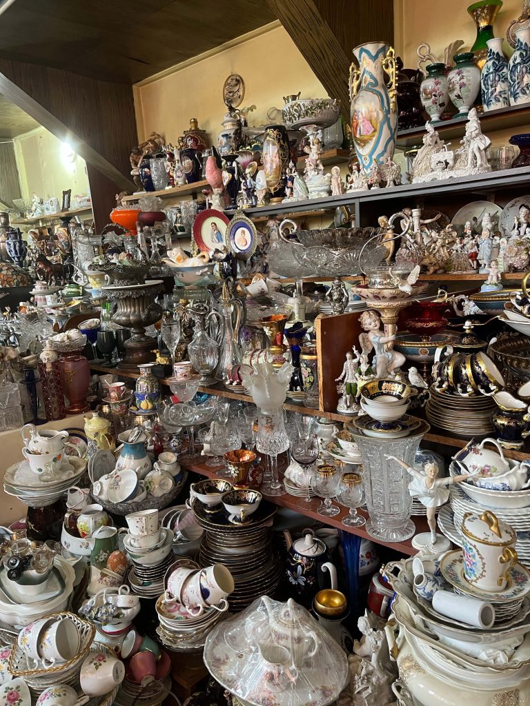 『Antique Bazaar』。 | ひとつの建物にたくさんの店がある『Antique Bazaar』。 『Antique Bazaar』。 | ひとつの建物にたくさんの店がある『Antique Bazaar』。