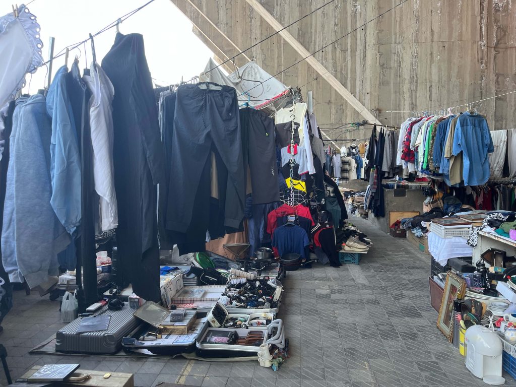 『フラズダン蚤の市』 | 服もたくさん。たぶん古着ではなく新品。 『フラズダン蚤の市』 | 服もたくさん。たぶん古着ではなく新品。