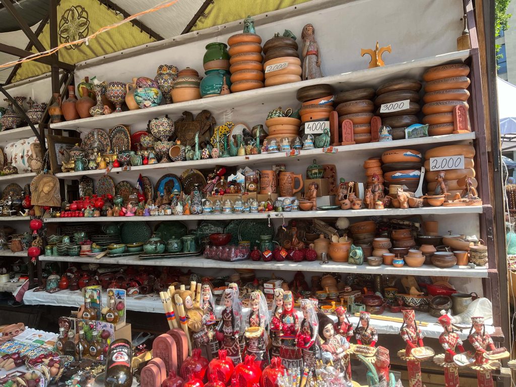 『ヴェルニサージュ蚤の市』にある、現代の民芸品。 『ヴェルニサージュ蚤の市』にある、現代の民芸品。