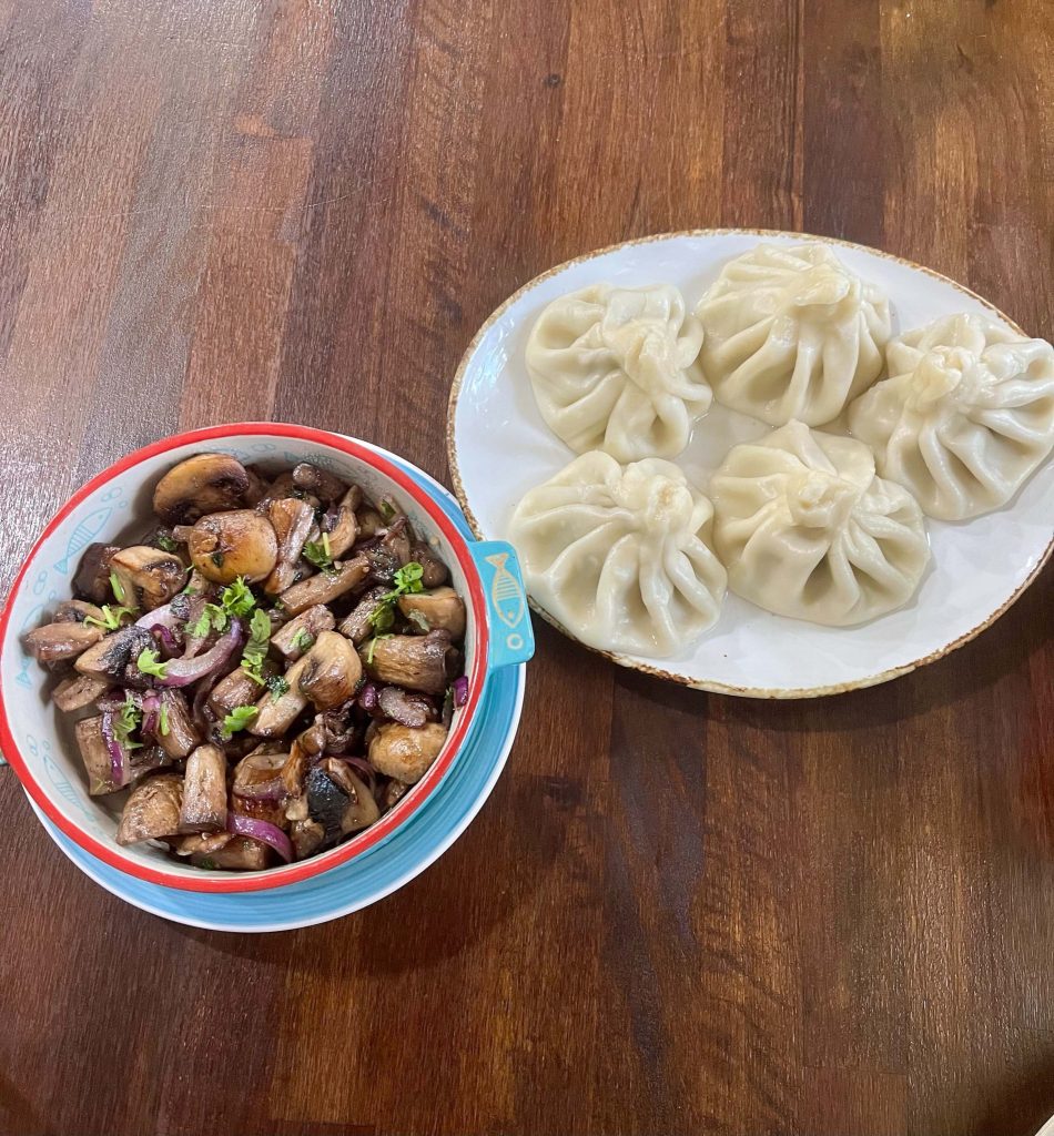 ジョージアの名物料理ヒンカリ（右）とキノコのソテー。