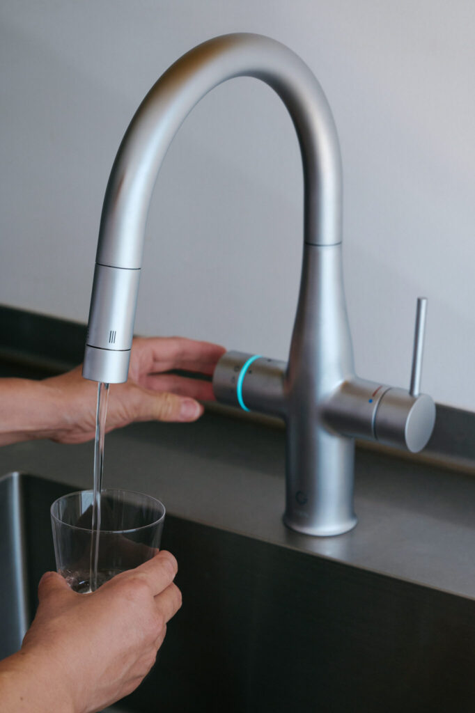 忙しい料理の合間に、〈Greentap〉から冷たいミネラル in ウォーターを手軽に飲めるのもうれしい。