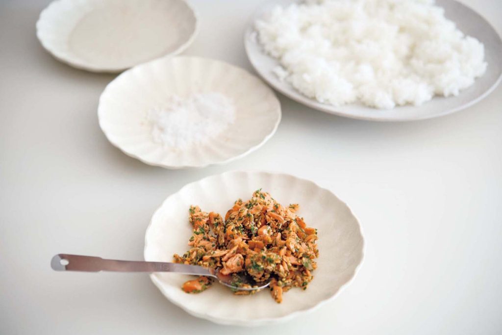 鮭と青ジソの海苔むすび | ご飯は平皿に一度広げることで、程よく水分がとび、時間がたってもおいしい。