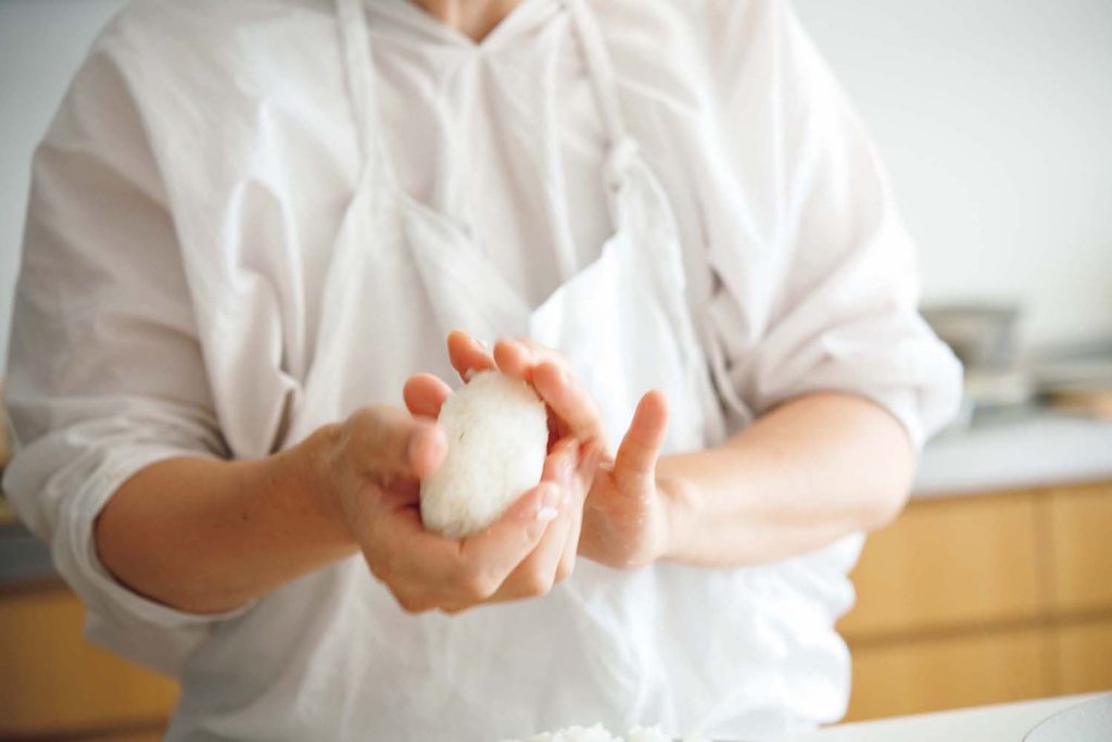 鮭と青ジソの海苔むすび | おむすびは「粒と粒に接地面がある」くらいの感覚で軽くにぎるのがコツ。