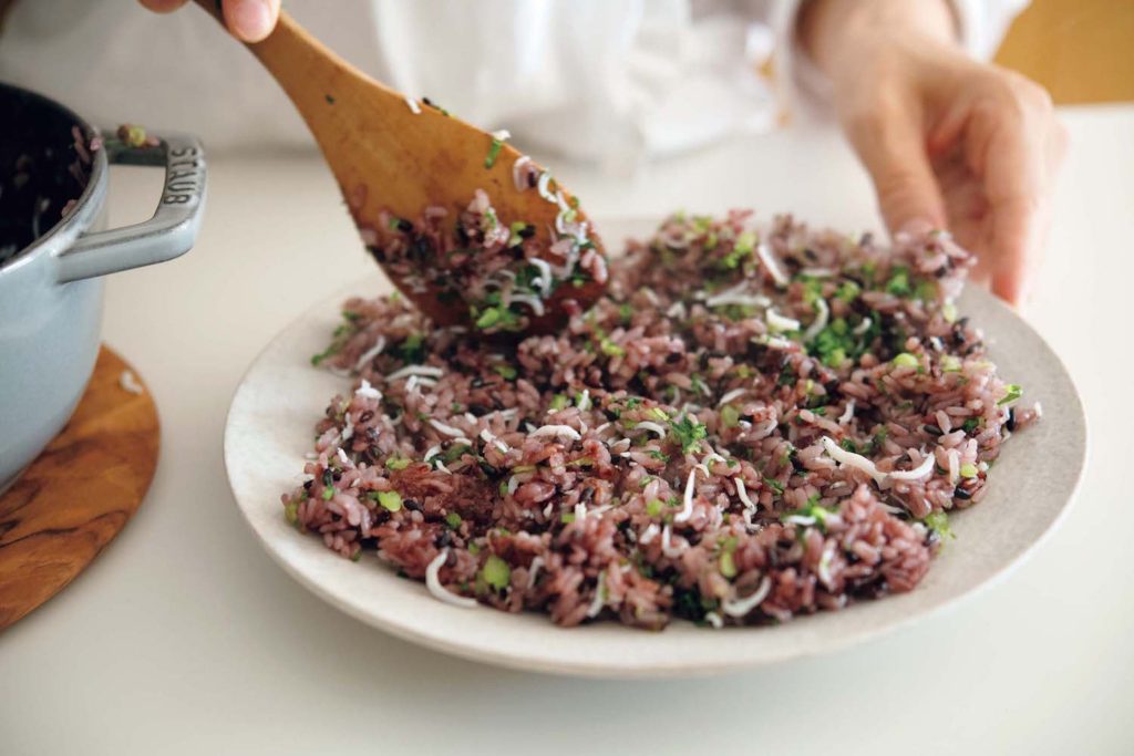 シラスと青菜の黒米むすび
