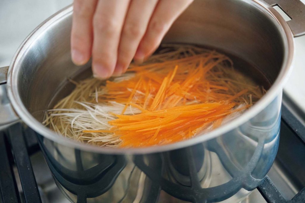 沢煮椀 | カツオ出汁に絹サヤ以外の野菜を入れて煮る。切って下味をつけた豚肉も加える。