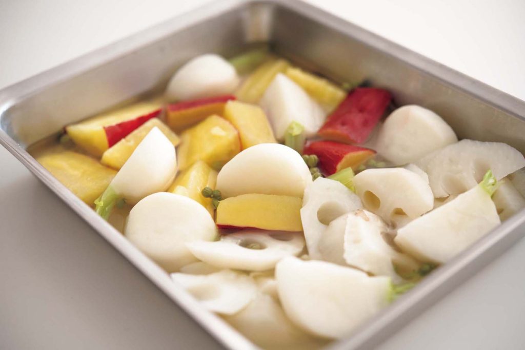 根菜の甘酢香り漬け | コロコロと食べごたえのあるサイズ感に切ることで、根菜のおいしさを味わえる。
