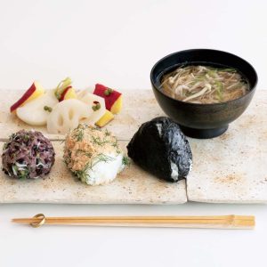 新米の季節においしいおむすびを。渡辺有子の料理教室 | シラスと青菜、タラコとディル、鮭と青ジソなど、3種類のおむすびで、嬉しい秋の食卓の出来上がり。