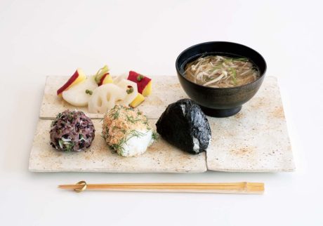 新米の季節においしいおむすびを。渡辺有子の料理教室 | シラスと青菜、タラコとディル、鮭と青ジソなど、3種類のおむすびで、嬉しい秋の食卓の出来上がり。