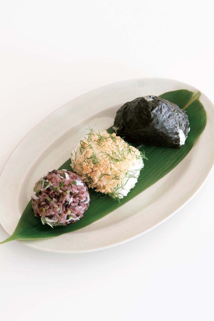 左から、シラスと青菜の黒米むすび、タラコとディルの俵むすび、鮭と青ジソの海苔むすび。