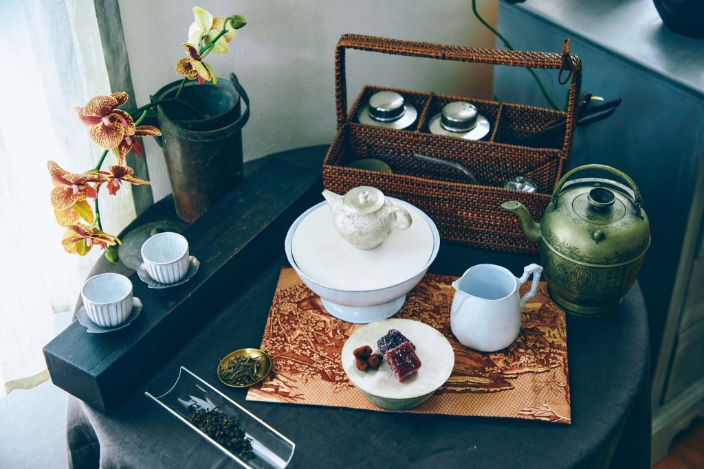 中国茶道具も見立てで。茶海（ちゃかい）と湯呑みもアスティエのもの | 中国茶道具も見立てで。茶海（ちゃかい）と湯呑みもアスティエのものを使用。