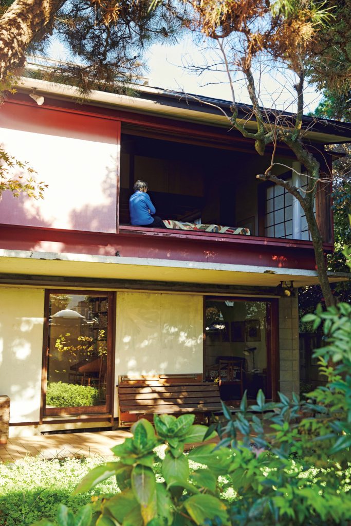 建築家・林寛治さんの築53年の自邸。 | 深紅に塗られた外壁が印象的な林寛治さんの自邸。大きく開いた窓から室内に心地よい光が差し込む。 建築家・林寛治さんの築53年の自邸。 | 深紅に塗られた外壁が印象的な林寛治さんの自邸。大きく開いた窓から室内に心地よい光が差し込む。