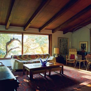 建築家・林寛治さんの築53年の自邸。 | 2階の居間は吹き抜けの開放感のある空間。窓枠が切り取る四季折々に表情を変える庭の景色は、まるで一枚の絵画のよう。