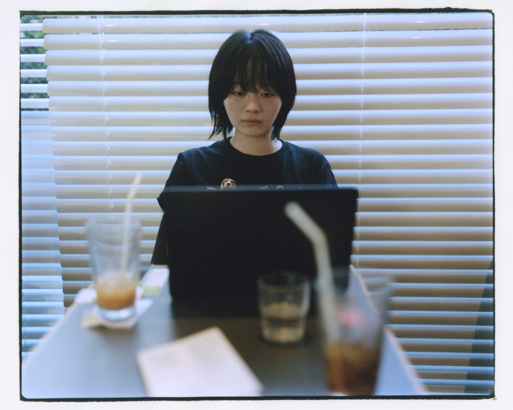 今月の写真家、今日の一枚。坂口愛弥　同じテーブルで違う時間