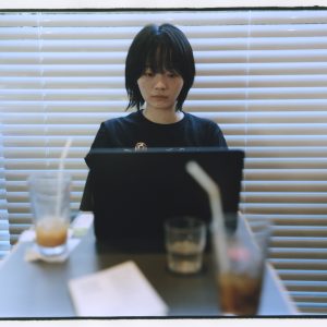 今月の写真家、今日の一枚。坂口愛弥　同じテーブルで違う時間 | 同じテーブルで違う時間